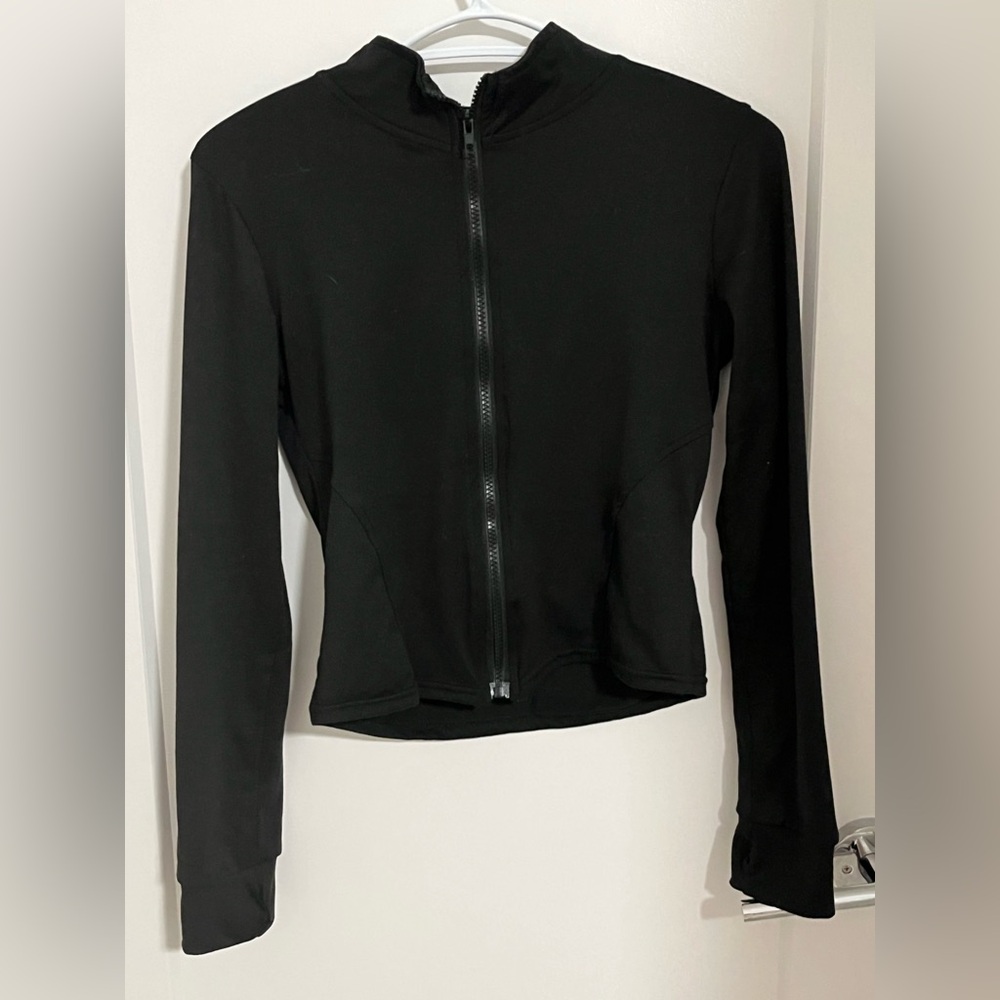 Fitted black zip up define top